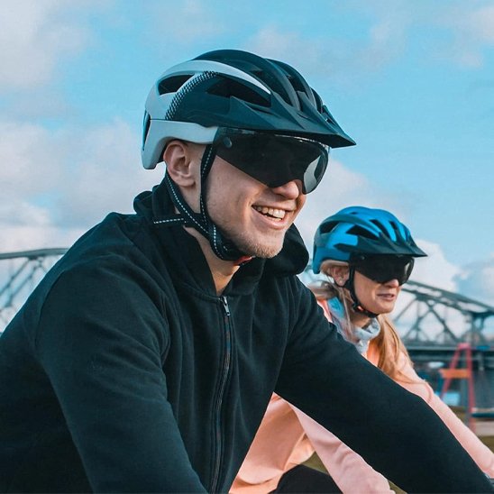 casque velo visiere securite style couple a velo