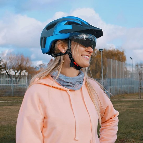 casque velo visiere securite style femme dehors